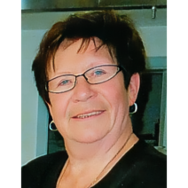 Ältere Dame mit schwarzer Kurzhaarfrisur und schwarzer Brille