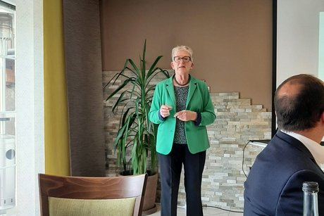 Anneliese Mrusek beim Vortrag des Geschäftsberichts