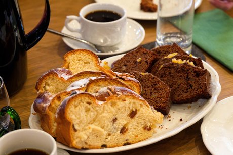 Traditionelles Geb&auml;ck zum Abschluss: Hefezopf und Gew&uuml;rzkuchen