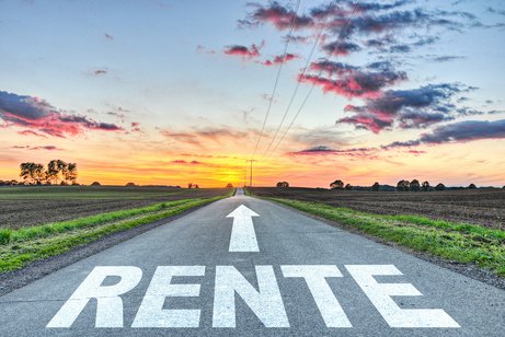 Blick auf eine gerade asphaltierte Stra&szlig;e, am Horizont geht die Sonne unter, ein Pfeil auf der Stra&szlig;e zeigt in Richtung des Horizonts, unter dem Pfeil steht das Wort "Rente".