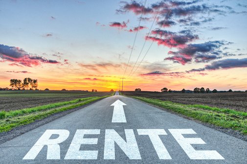 Blick auf eine gerade asphaltierte Stra&szlig;e, am Horizont geht die Sonne unter, ein Pfeil auf der Stra&szlig;e zeigt in Richtung des Horizonts, unter dem Pfeil steht das Wort "Rente".