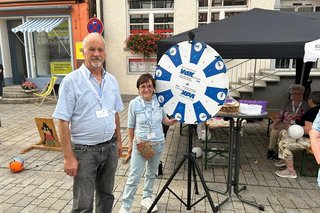 Albert und Anne Gröber präsentieren das Glücksrad