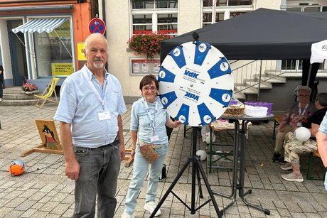 Albert und Anne Gröber präsentieren das Glücksrad