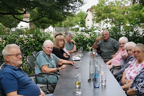 Tische mit Teilnehmer*innen