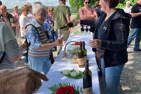 Teil der Ausflugsg&auml;ste bei der Weinverkostung im Weinberg