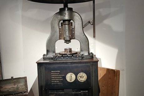 Gerät zur Münzprägung