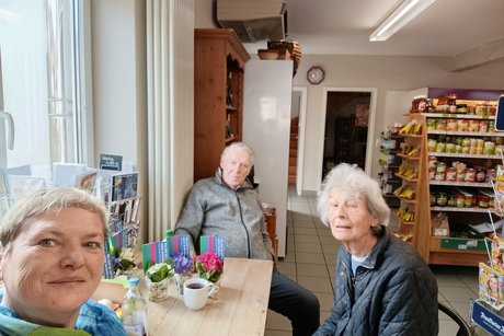 Ursula R&ouml;del im Gespr&auml;ch mit Frau Antje und Herrn Wolf For&szlig;mann, sein Vater ist Nobelpreistr&auml;ger und wohnte hier in der Ortschaft Wies