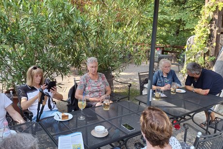 Teilnehmer am Tisch