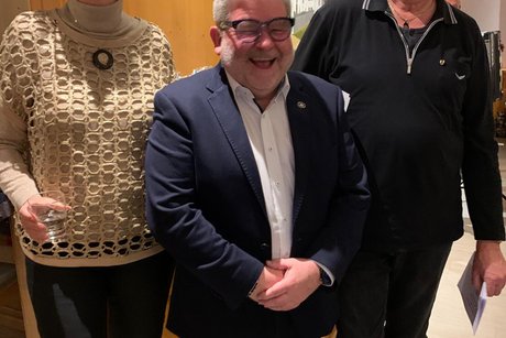 Ortsverbandsvorsitzender Roland Sauter (Mitte) freut sich sichtlich über das Geschenk, das ihm Gerlinde und Thomas Hugger überreichten.