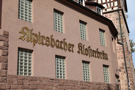 Geb&auml;udefassade mit der Aufschrift "Alpirsbacher Klosterbr&auml;u"