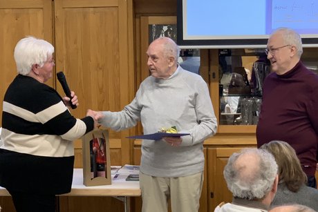 Unser Kassier Hans Hilbert erh&auml;lt seine Urkunde als Ehrenmitglied