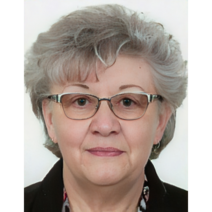 Elegante ältere Dame mit silbernen Haaren und modischer Brille