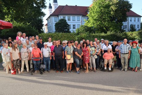Ausflugsteilnehmer 2023 vor dem Irseer Kloster