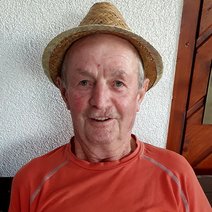 Wilfried Bürer Beisitzer im orangen farbenen T-Shirt und Strohhut