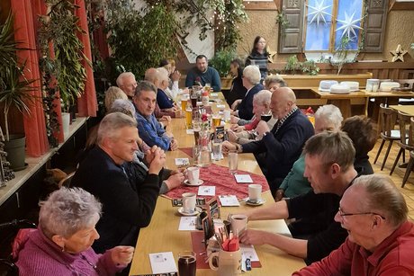 Das Bingo-Spiel wird vorbereitet. Wer bekommt einen Preis?