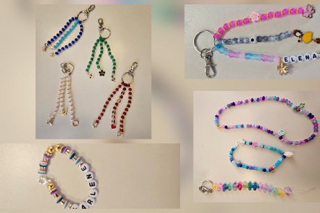 mehrere farbige Armb&auml;nder und Schl&uuml;sselanh&auml;nger