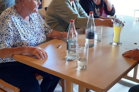 1 Spieltisch mit Gästen