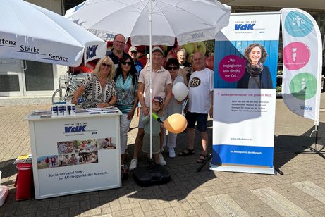 Mitglieder des Vorstandes stehen am Infostand
