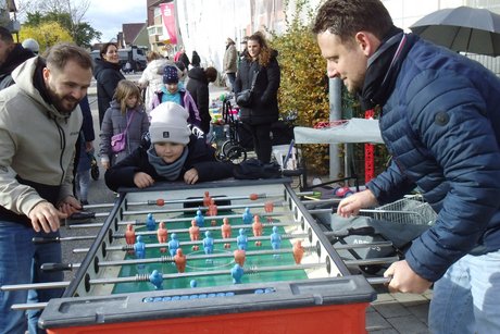 Erwachsene beim Tischfussball
