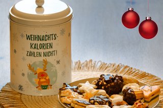 Weihnachtskekse auf einem Teller dekoriert