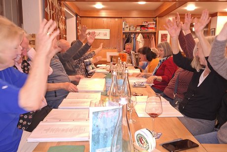 Fr&ouml;hliche Personen, die die Arme schwenken