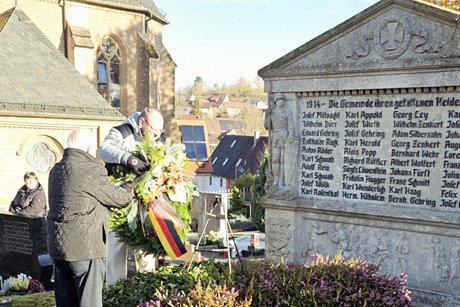 Kranzniederlegung an Kriegedenkmal auf dem Friedhof in Laudenbach
