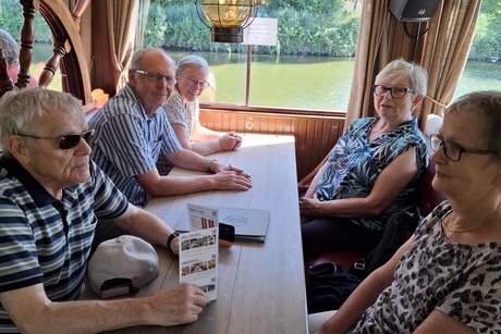 Reiseteilnehmer im klimatisierten Schiff