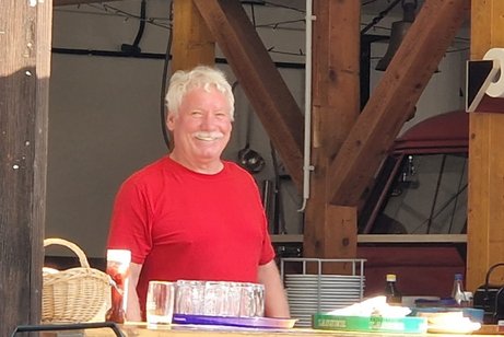 Vorstandsvorsitzender Felix Kammerer beim Grillen