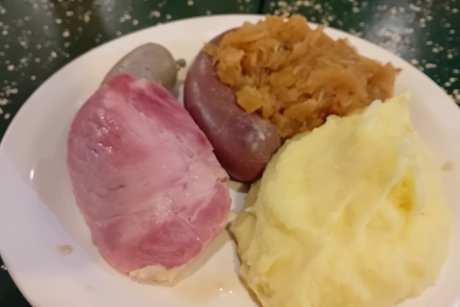 Bild zeigt einen Teller mit Schlachtplatte