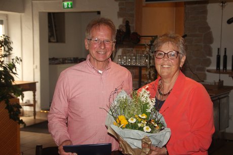 Vorsitzende überreicht Jürgen Matz ein Blumengebinde