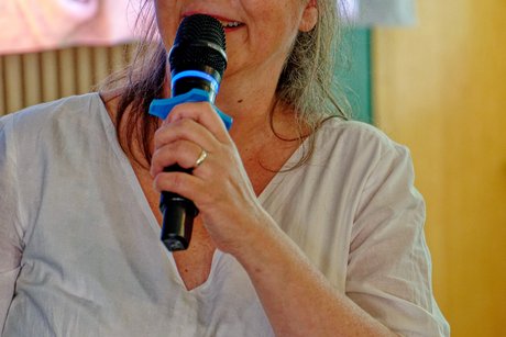 Die OV-Vorsitzende Ines Schmidt begrüßt die Gäste