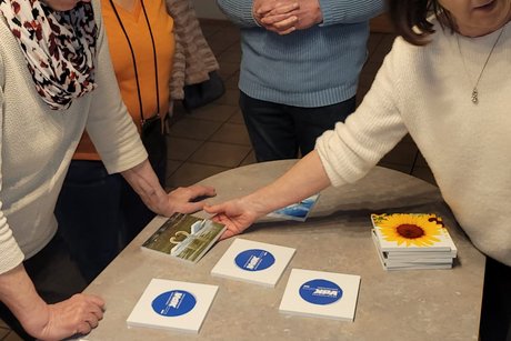Menschen beim Memory spielen