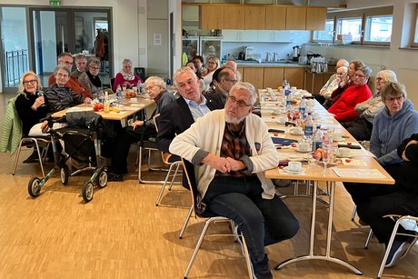 zahlreiche Mitglieder genießen den festlichen Nachmittag