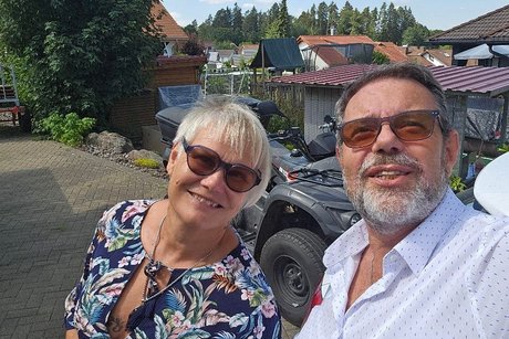 Martin, der Vorsitzende im wei&szlig;en Hemd und seine Frau Renate im bunten Sommerkleid l&auml;cheln als Portrait in die Linse.