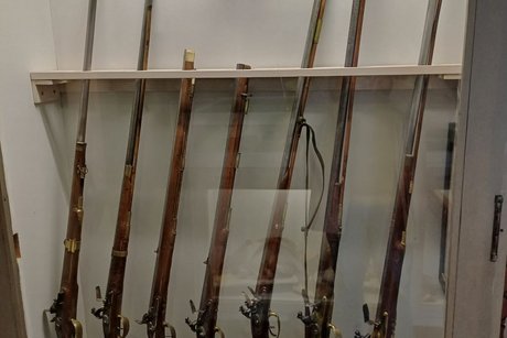 Museum: alte Jagdgewehre