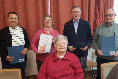Die geehrten Mitglieder von links, Gisela Barnerßoi, Veronika Berg, Traudel D'Angelo, Gebhard Kopf, Erich Lechleiter Auf dem Bild sieht man die geehrten VdK Mitglieder