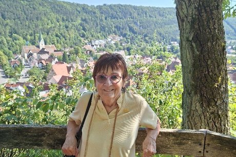 Anne im Hintergrund Ausblick Blaubeuren