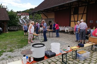 Mitglieder vorm Kuchenbuffet