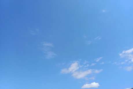 Blauer Himmel über dem Autobahnrastplatz Wunnenstein