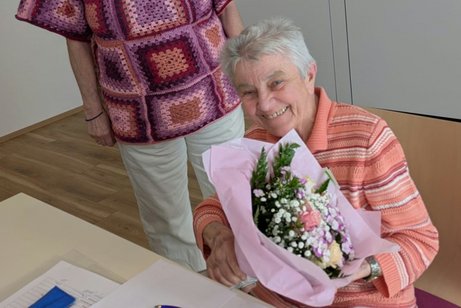 &Uuml;bergabe eines Blumenstrau&szlig;e als Dank f&uuml;r ein wissenswertes Referat