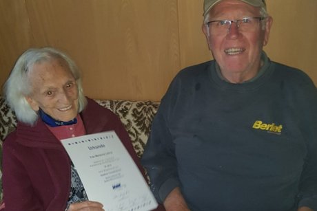 die für 25 Jahre VdK geehrte Marianne Laderer mit ihrer Urkunde und Vorstand Hans Berlet-Kammerer bei ihr zuhause