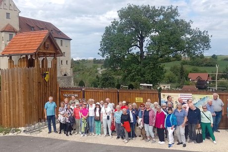 Gruppe vor der Katzenburg