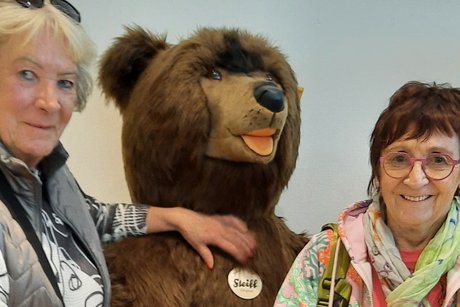 Margrit und Anne - "Steiff - Bär begrüßt die Gäste"