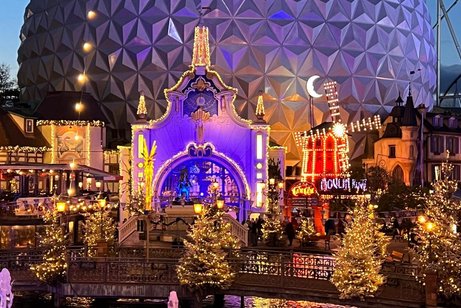 Ein Fahrgesch&auml;ft im Europapark in Rust mit weihnachtlicher Dekoration.