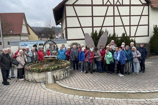 Gruppenbild am Osterbrunnen in Sonnenb&uuml;hl