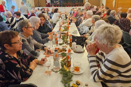 Saal voller G&auml;ste, voll besetzte Tische