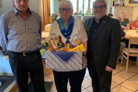 Roland Sauter und Werner Dietrich mit der geehrten Elisabeth Strobel