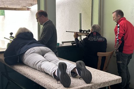 Gudrun Hornemann trainiert liegend.
