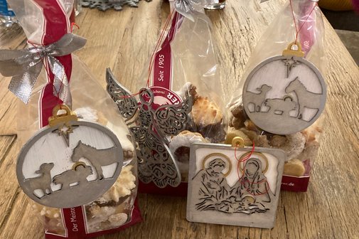 Präsentation der kleine Geschenke zur Weihnachtsfeier Präsentation der kleine Geschenke zur Weihnachtsfeier