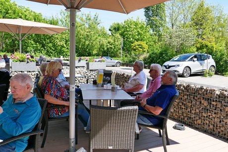 Zwischenstopp auf der Rückfahrt: Gesellige Runde bei der Kaffeepause in Weikersheim in Schmitts Cafe